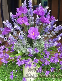 Bình hoa thủy tiên kết hợp với hoa oải hương
