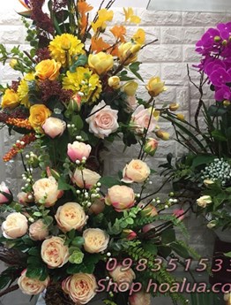 Bình hoa hồng lụa nghệ thuật