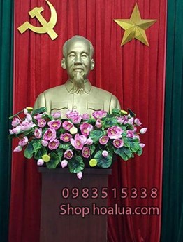Hoa bục tượng Bác